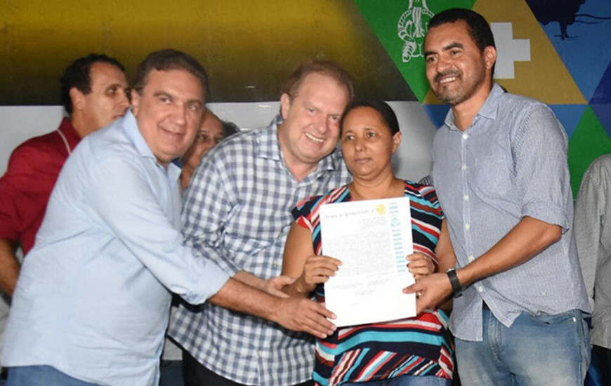 Governador Mauro Carlesse faz entrega de títulos em Gurupi 