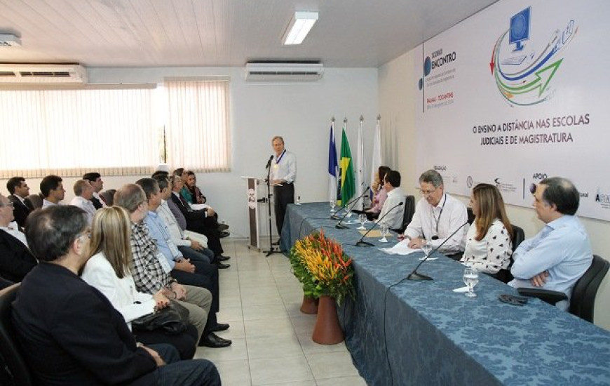 Ministro recebe medalha de mérito