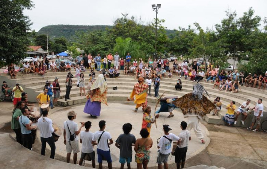 Bonecos gigantes iniciam folia