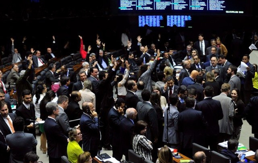 Plenário excluiu previsão de mandato de cinco anos