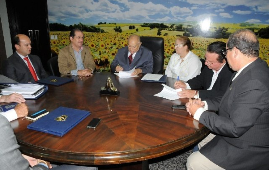 Reitor recebe doação