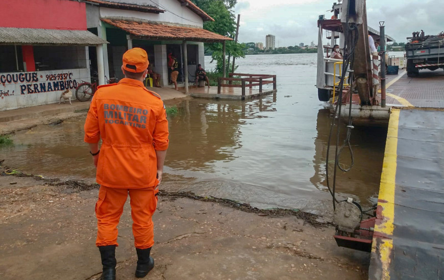 Bombeiros percorrem o longo do Rio Tocantins, orientam e ajudam moradores