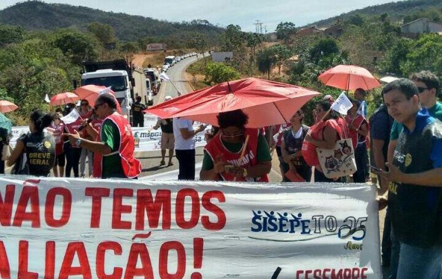 Servidores realizam protesto na TO-080