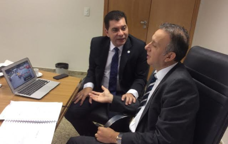 Prefeito se reúne com ministro, em Brasília