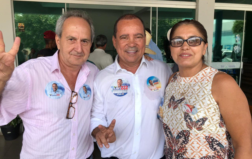 Vicentinho Alves entre o vice-prefeito de Colméia, Eterno, e a prefeita, Ezilvan