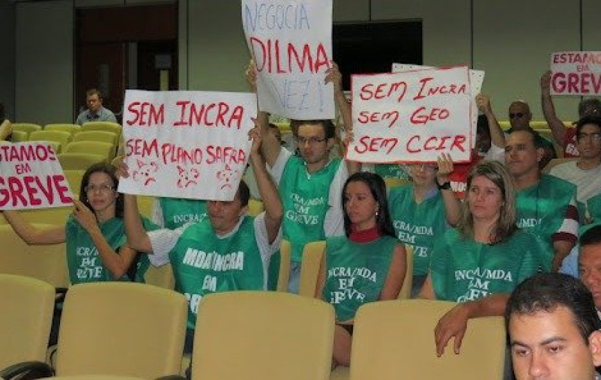 Servidores fazem protesto