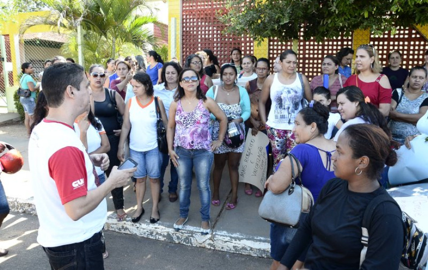 Professores fizeram greve em frente CMEI