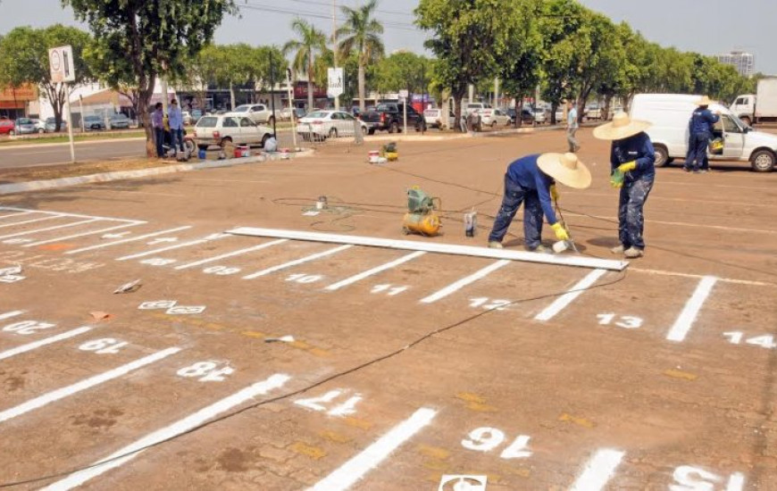 Pintura de faixas no estacionamento rotativo