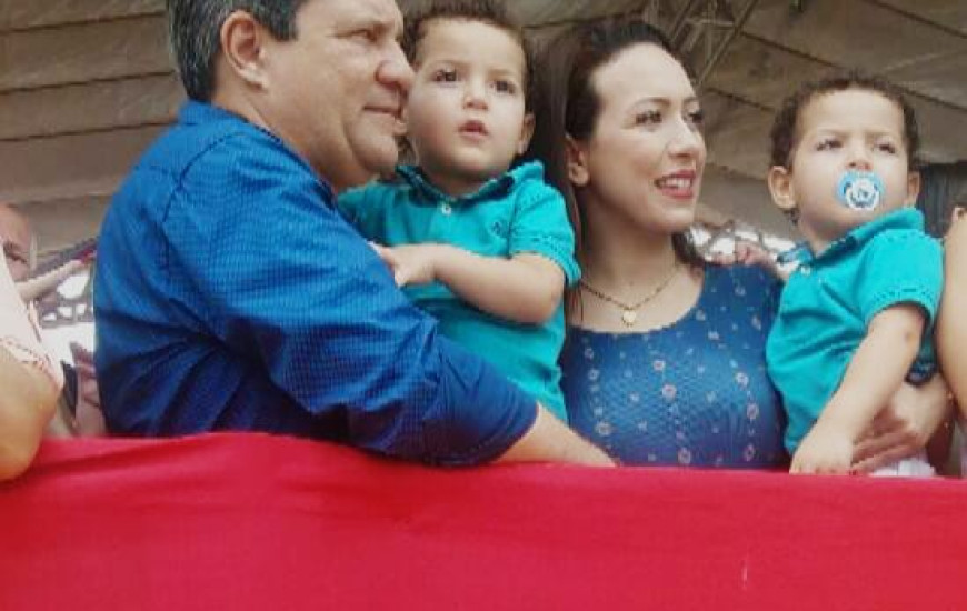 Deputado prestigia desfile com a família