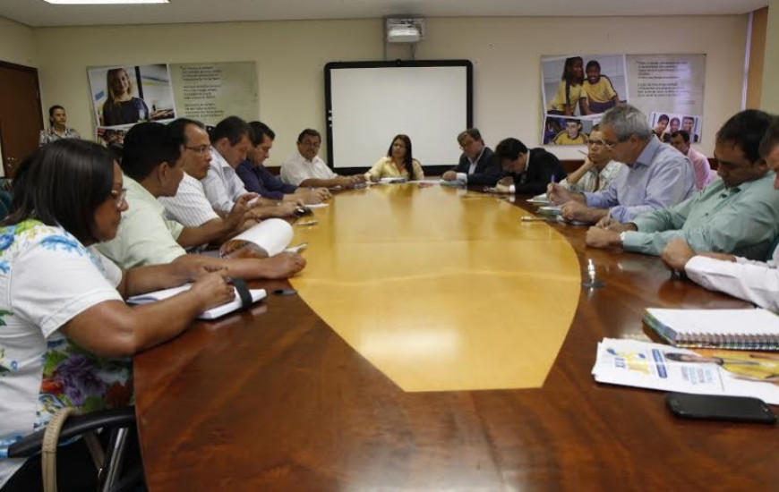 Secretários se reuniram com sindicato dia 17