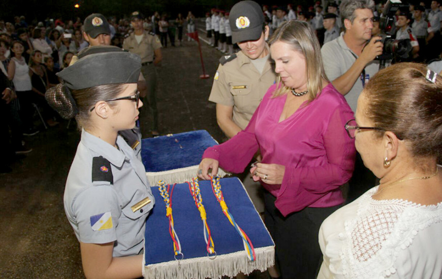 Claudia Lelis participa de solenidade de condecoração