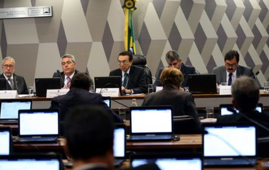 Senadores se reúnem das 10h às 16h