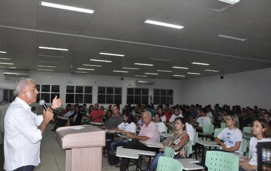 Paulo Mourão palestra a estudantes em Gurupi