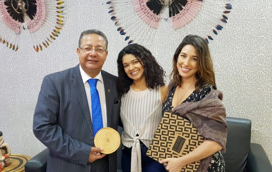  Tom, Eva e Giselle discutiram o projeto da série.