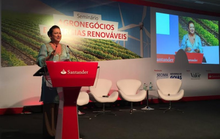 Ministra faz anúncio em seminário em Goiânia