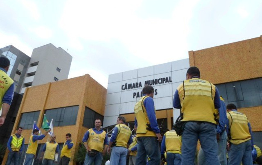 Mototaxistas na frente da Câmara