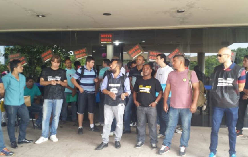 Aprovados manifestam na porta da Seciju