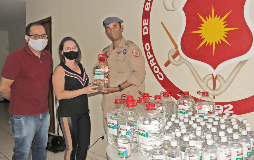 Tenente-coronel Cléber com representantes do IFTO na entrega do produto.