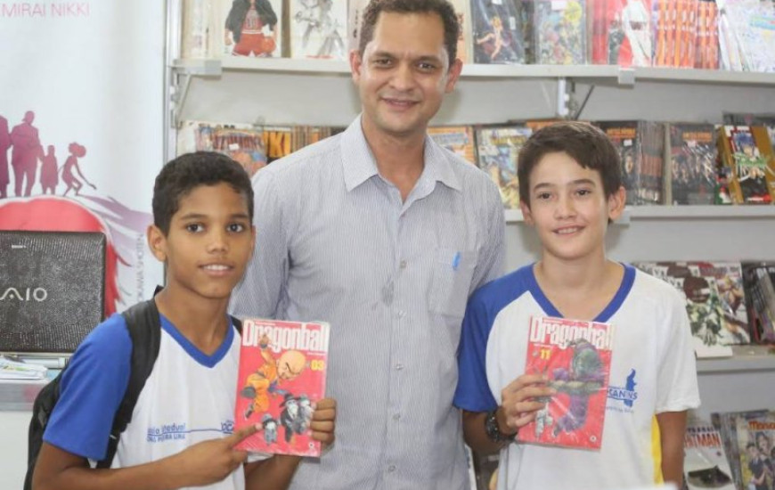 Secretário visita estandes do Salão do Livro
