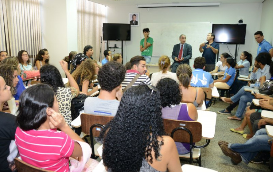Zé Roberto reunido com universitários