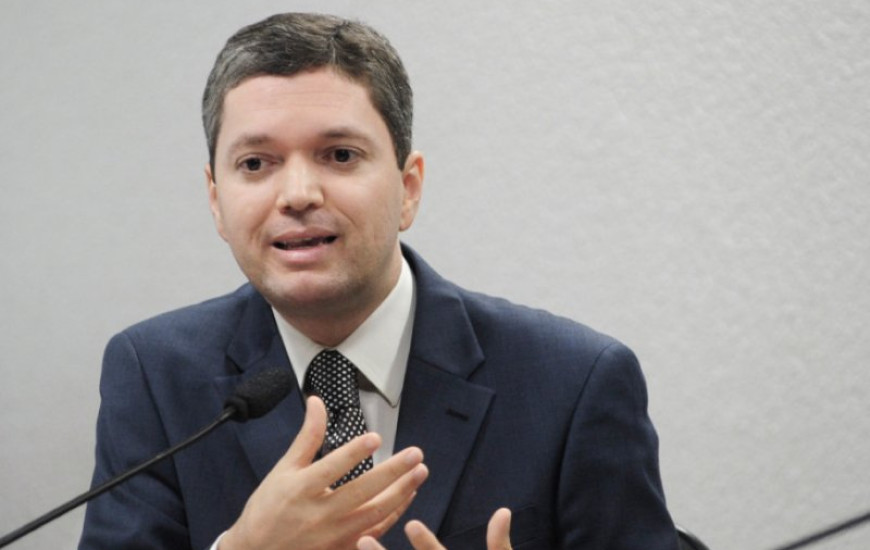 Fabiano da Silveira entrega carta de demissão