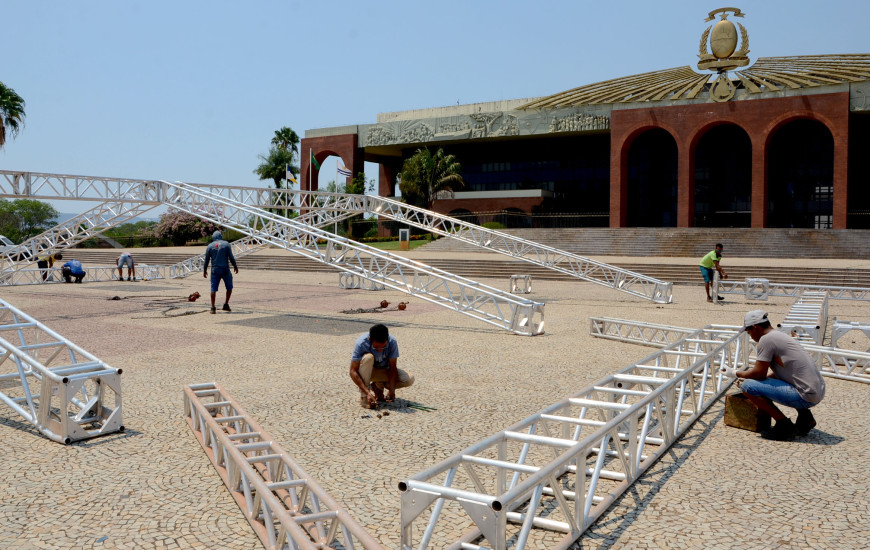 Estrutura do palco já está sendo montada 