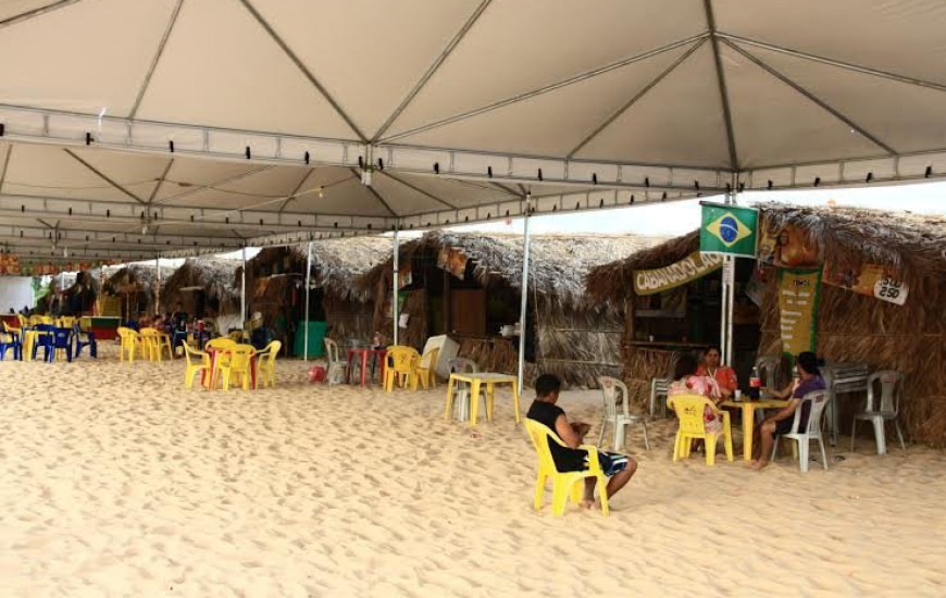 Praia com areia branca