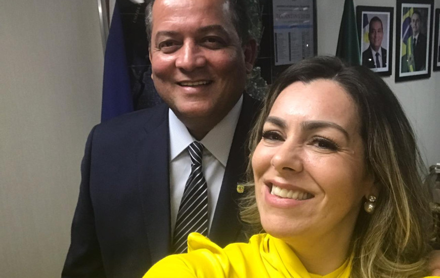 Prefeita faz selfie com senador.