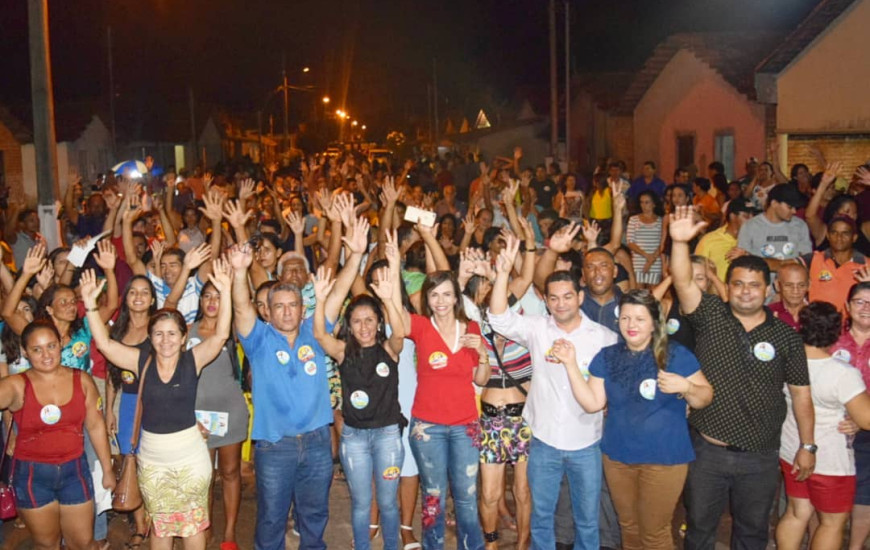 Por onde passa, a deputada reúne centenas de pessoas. Registro feito em Itacajá