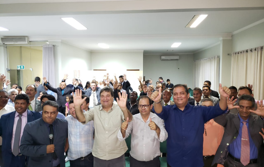 Candidatos participam de encontro com igrejas