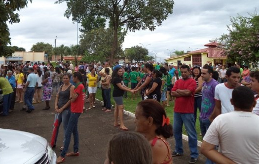 População faz manifestação em frente ao Fórum