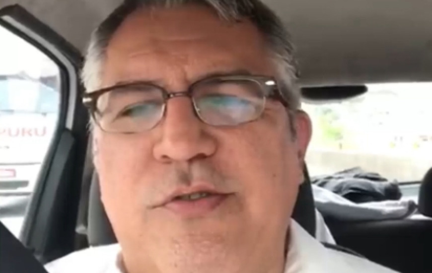 Ex-ministro grava vídeo para as redes sociais