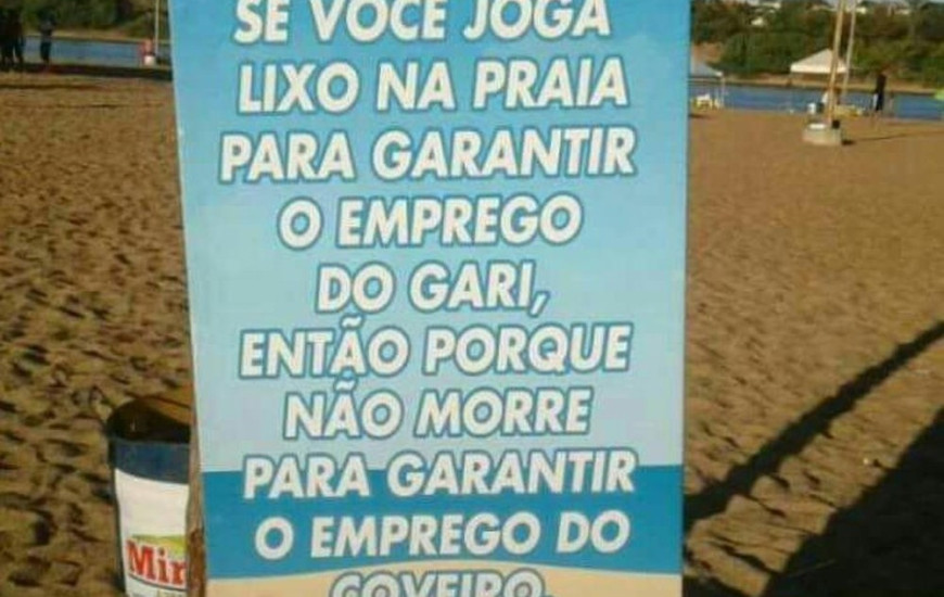 Placa em praia causa polêmica nas redes