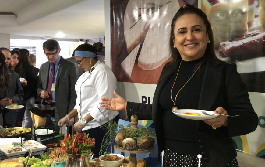 Kátia apresentando queijos do Tocantins no Café dos Senadores