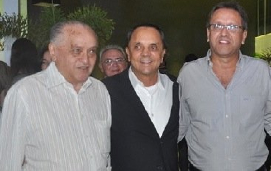 Brito e Miranda ladeando Luiz Pires