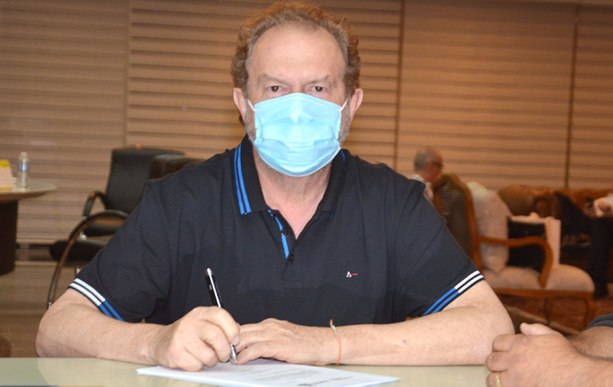 Carlesse assinou autorização para início de obras de recuperação de estradas.