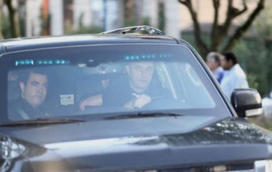 Polícia Federal conduz Lula para depoimento