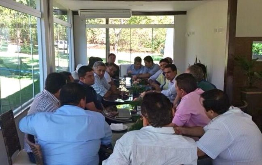 Reunião entre prefeito e vereadores