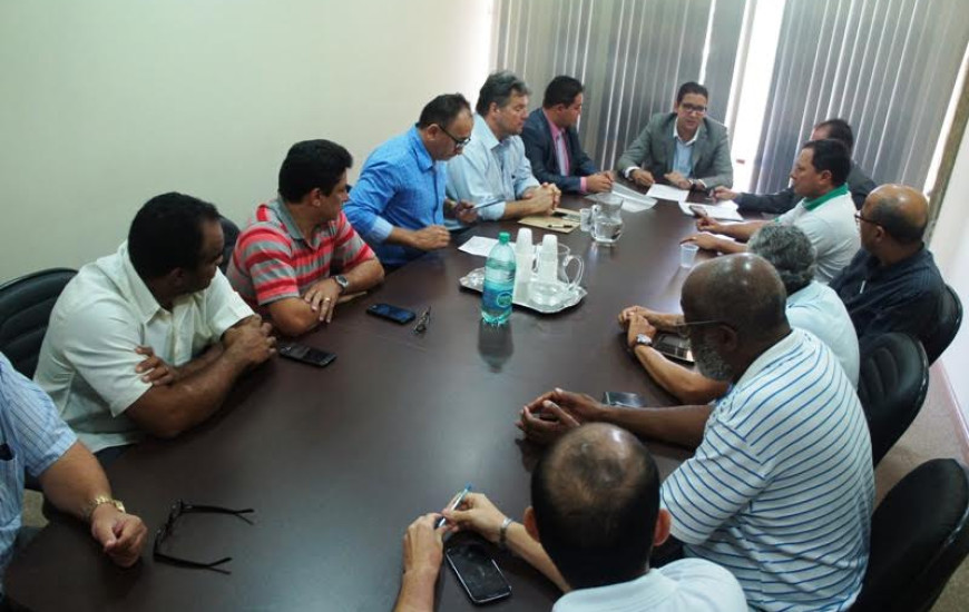Secretário recebe representantes de sindicatos