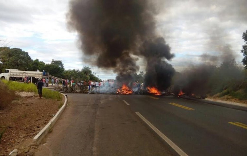 Trecho interditado pelos moradores de Itacajá