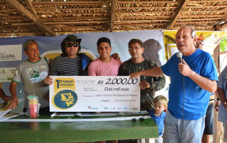 Prefeito entrega prêmios a vencedores