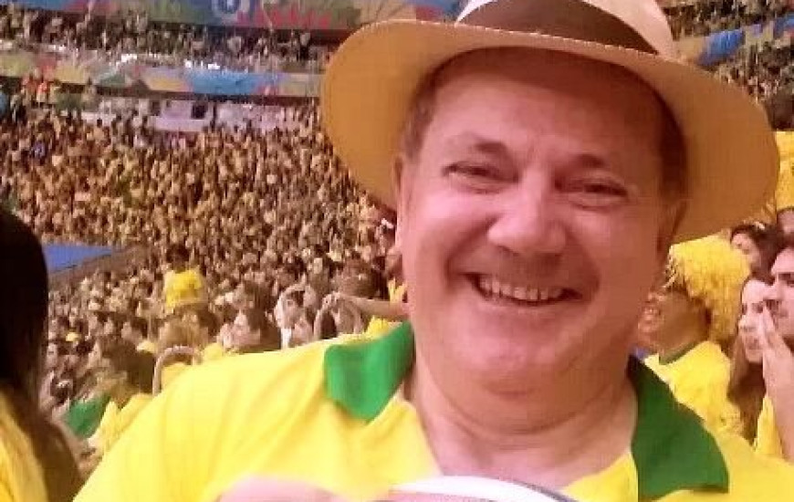 Omar com a bola de Neymar