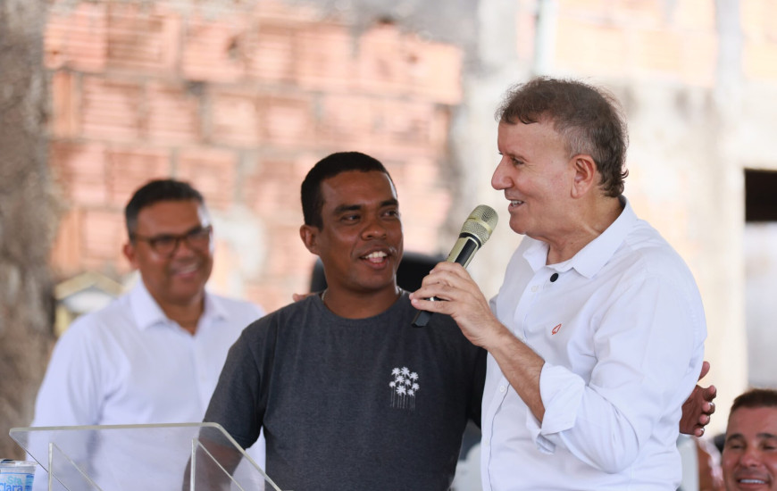 Pedido de Eduardo foi feito a Amastha durante a entrega da Praça da Arno 44 