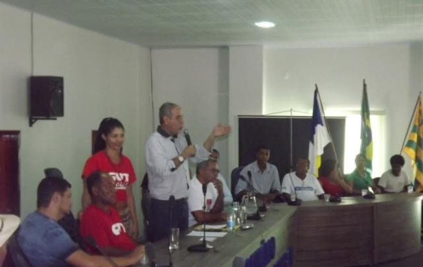 Zé Roberto entrega trator a agricultores