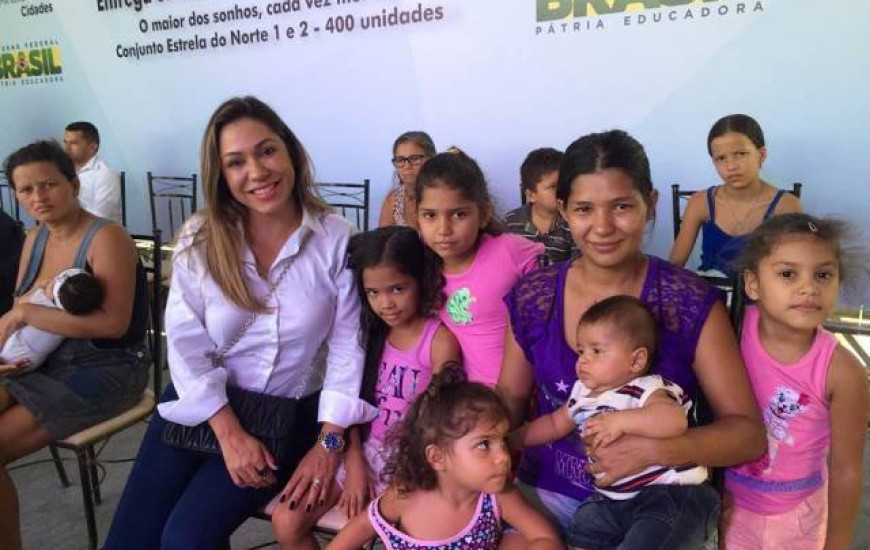 Deputada prestigia entrega de casas populares