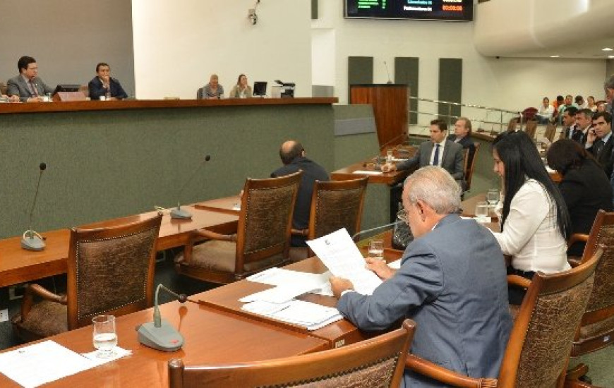 Deputados trocam acusações