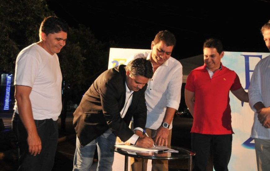 Prefeito assina contrato