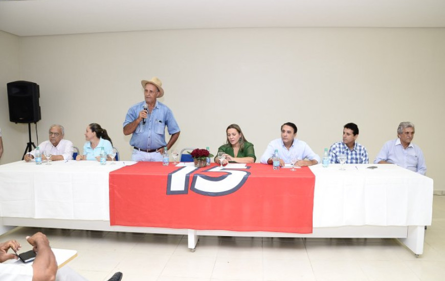 Membros do PMDB se reúnem