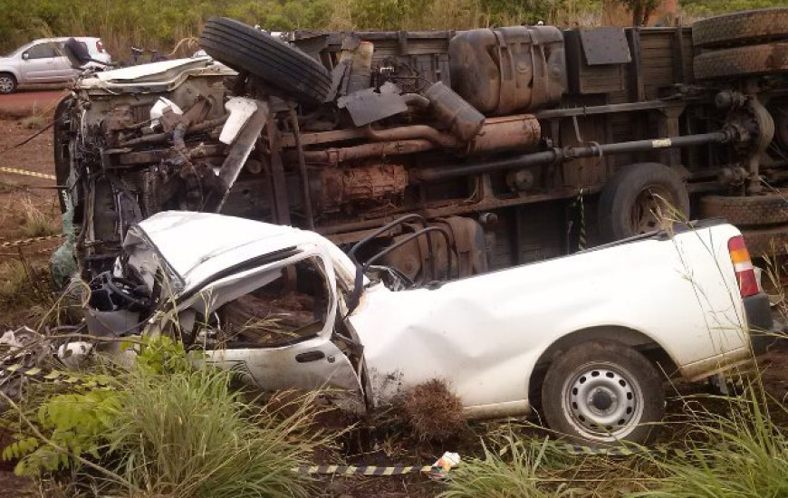 Caminhonete ficou destruída em acidente na BR 153