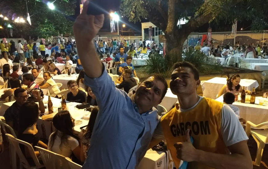 Candidato participa de missa e quermesse em Paraíso